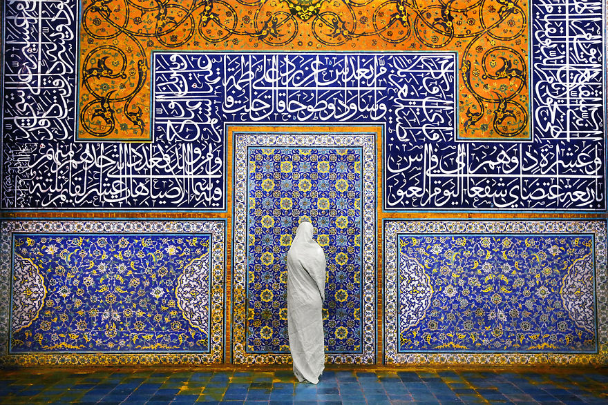 2 Una mujer en la mezquita Sheikh Lotfollah Mosque, Isfahan, Irán