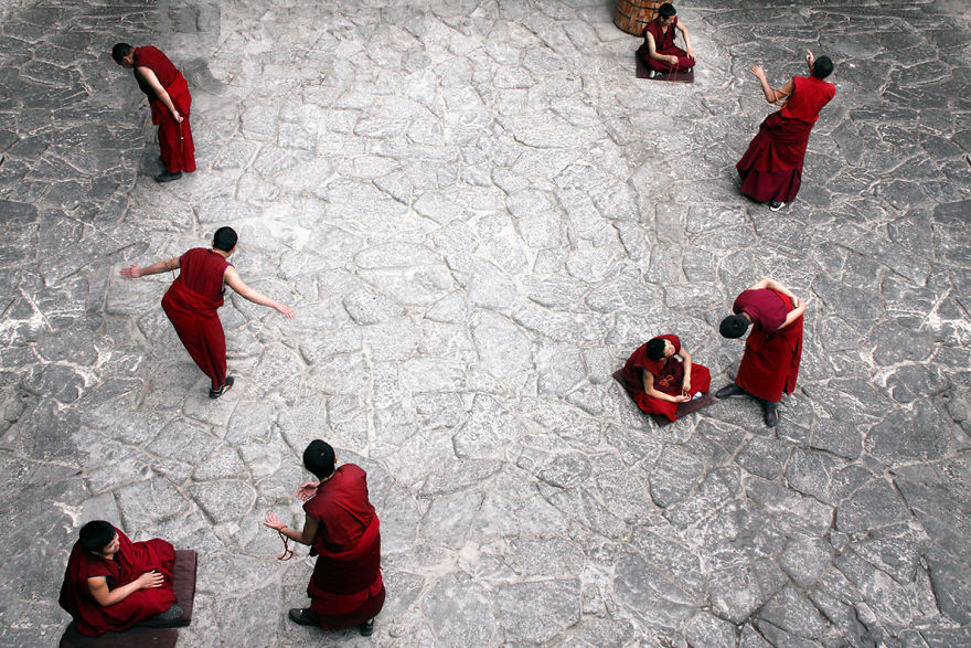 9 monjes debatiendo doctrinas en el templo Jokhang en Lhasa, Tibet