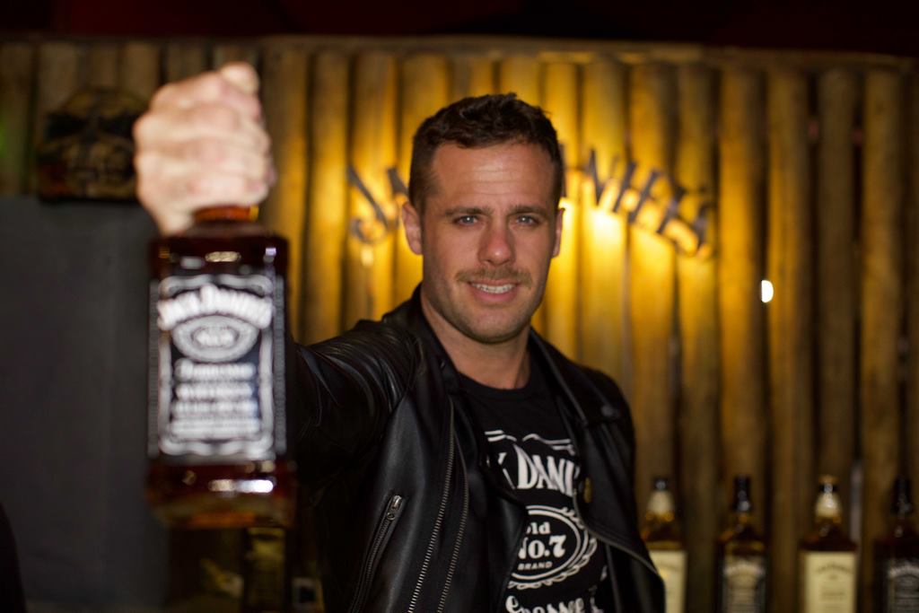 El brand ambassador de Jack Daniels Gustavo Vocke deleitando a los riders con los mejores tragos en el festejo