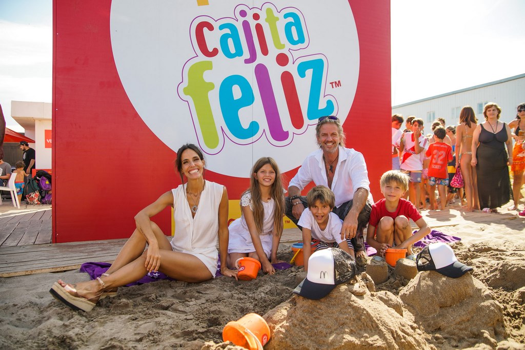 Facundo Arana y María Susini junto a sus hijos - Mar del Plata McDonalds