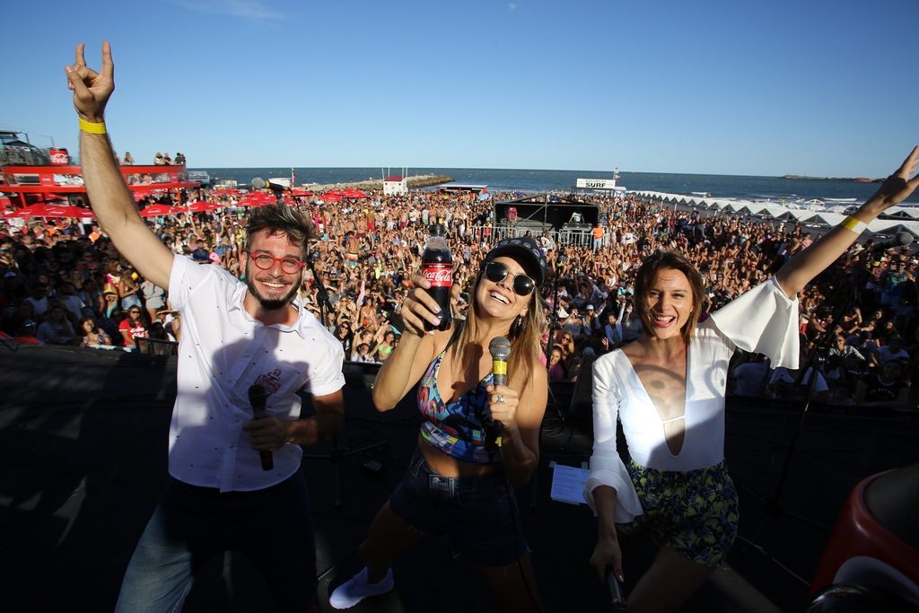 Natalie Pérez, y los conductores de Coca-Cola For Me, Noe Antúnez y Tomi Munaretto, se divirtieron junto a las más de 3500 personas que se acercaron al Coca-Cola Point