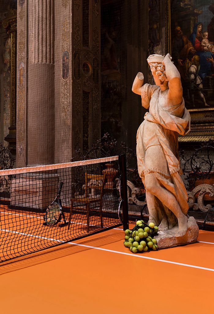 Una cancha de tenis en el interior de una iglesia en Milán loqueva