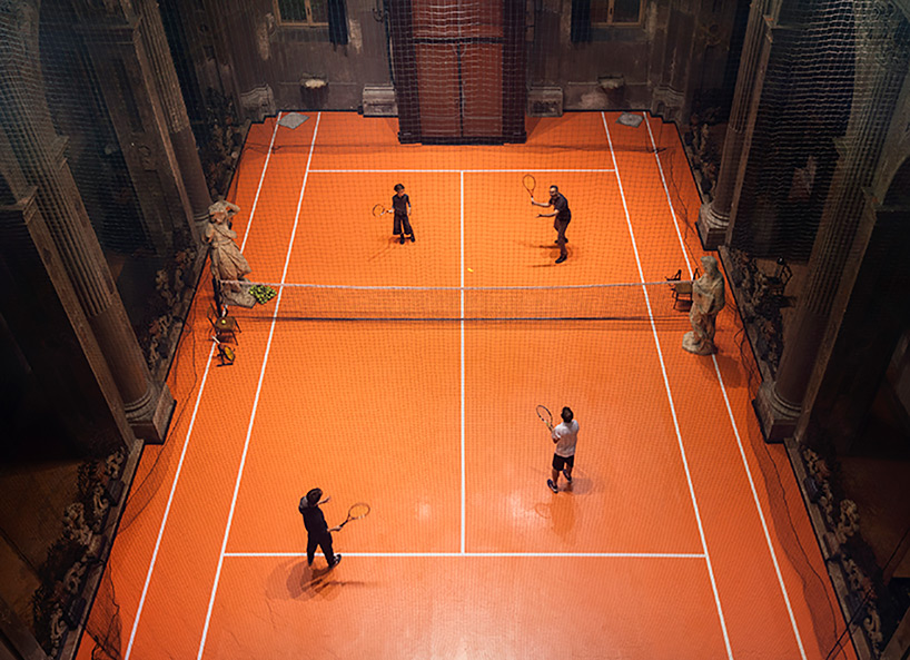Una cancha de tenis en el interior de una iglesia en Milán loqueva