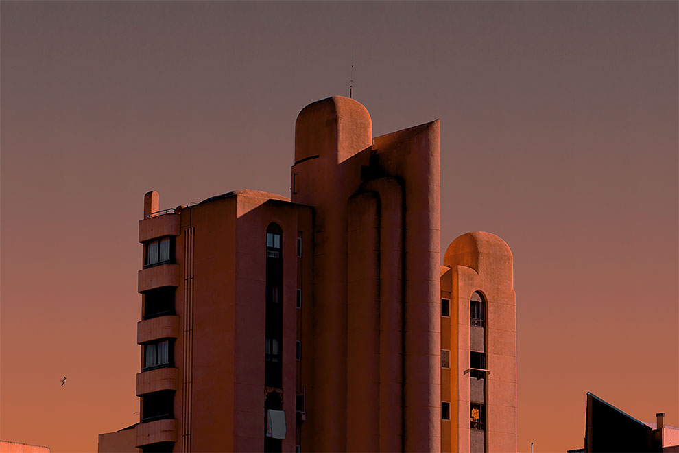 Al Mefer captura la arquitectura marciana futurista de Benidorm