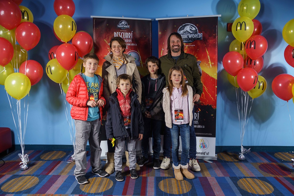 Alejandro Lacroix, su mujer Cecilia Firpo, su hijo Alfonso, Letizia , Felipe y su amiguito en la Avant Premiere de Jurassic World