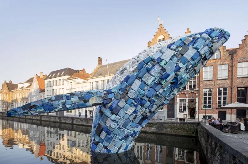 Ballena fabricada con 5 toneladas de plásticos del océano
