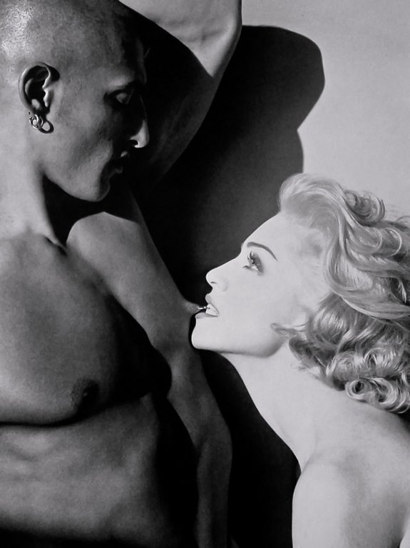 33 Sex, se llamó el libro fotografiado por el gran Steven Meisel. Participaron figuras com Vanilla Ice y Naomi Campbell
