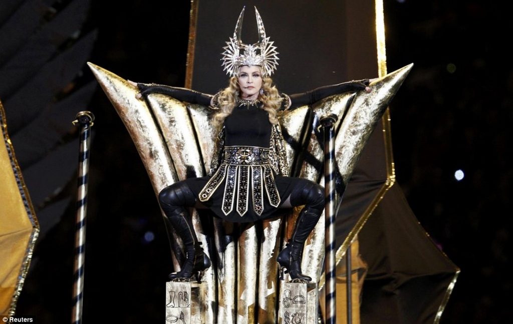 60 Durante el entretiempo del Super Bowl en 2012 Madonna lució un vestuario impactante Givenchy