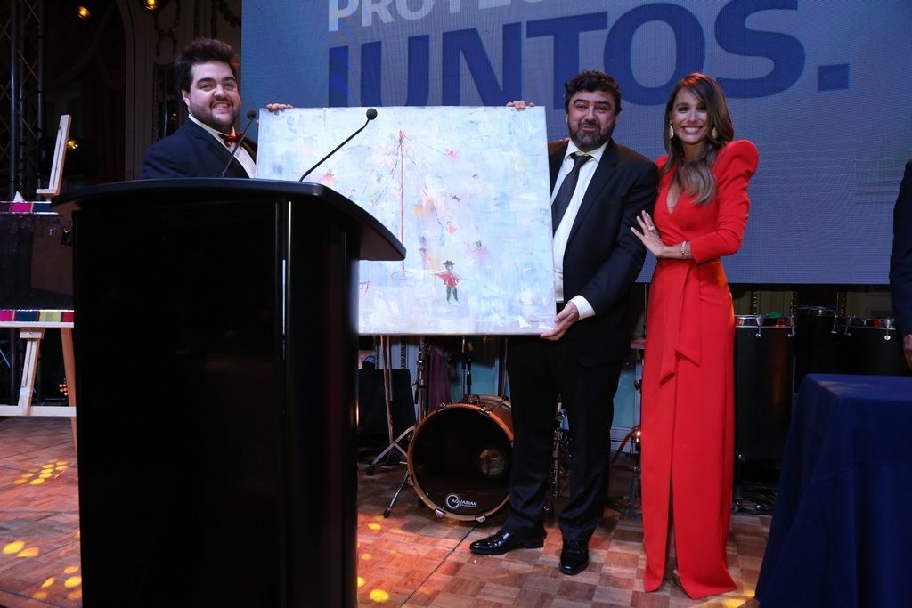 El ganador del sorteo junto a Pampita y Darío en la Gala solidaria de la Fundación Zaldivar
