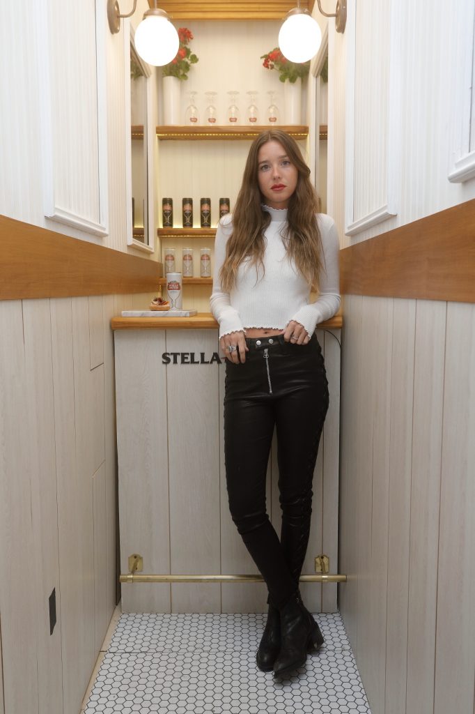 Lucía Celasco disfrutando de la Petit Artois en el bar más finito del mundo