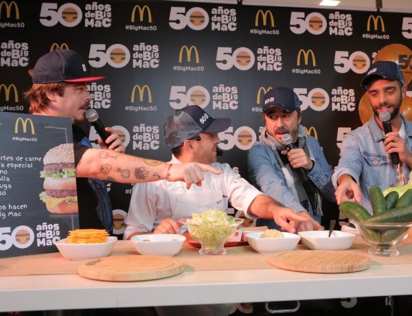Migue Granados, Ariel Gravano(el cheff de McDonald´s) , Pablo Granados y Diego Poggi armando una Big Mac