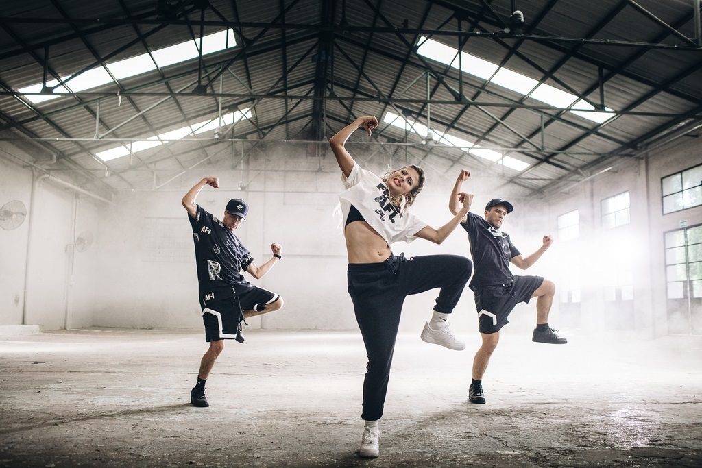 Panorama casamentero No autorizado Nike celebra 36 años de las Air Force 1 con una nueva Battle Force de  básquet 3x3, breakdance y freestyle | loqueva.com