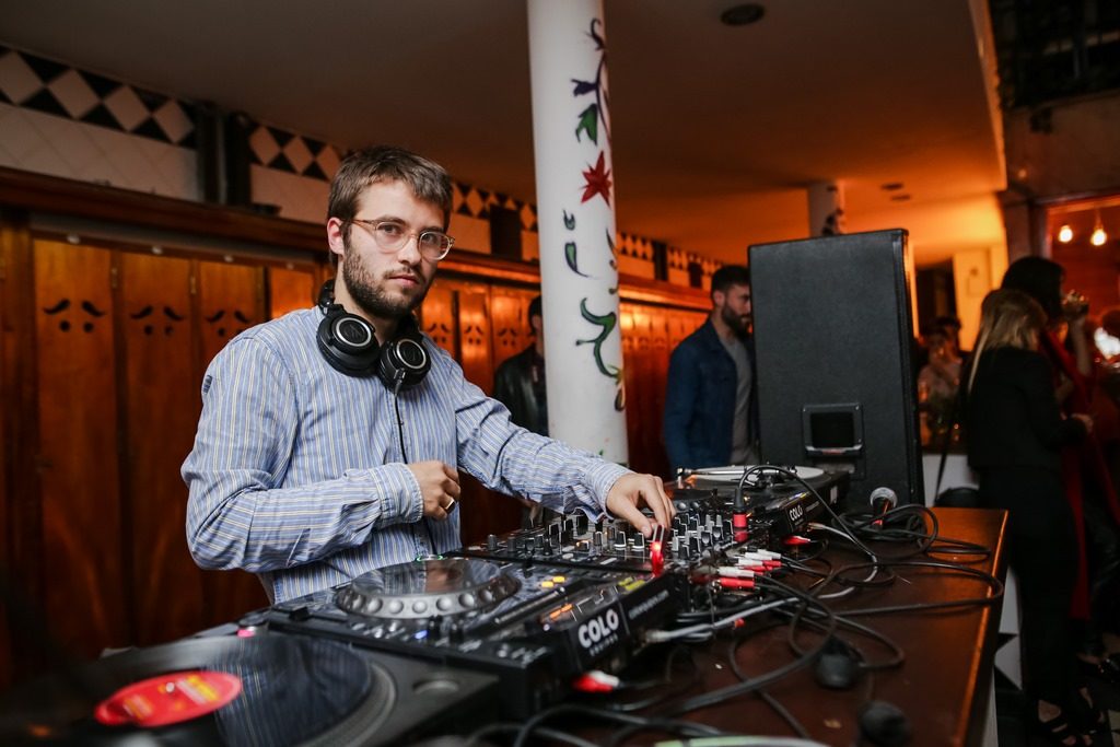 DJ Paul Speckmann de Hamburgo en A Night at The Pool, el lanzamiento de Die Informale Buenos Aires