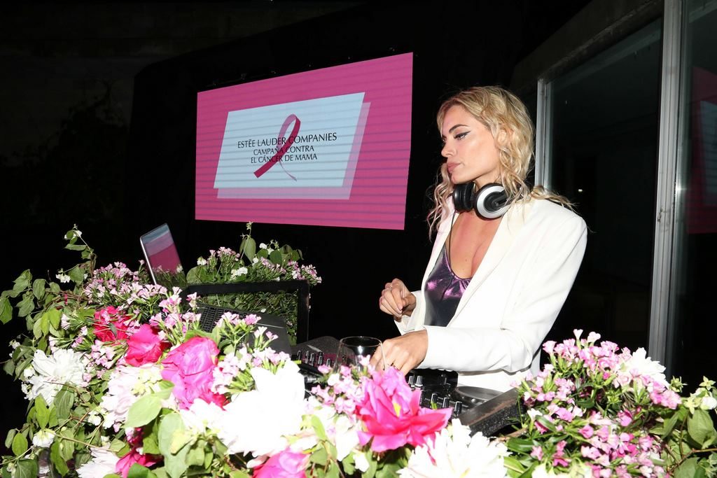 Emilia Attias tocó en el Cocktail de Estee Lauder de la Campaña Contra el Cancer de Mama