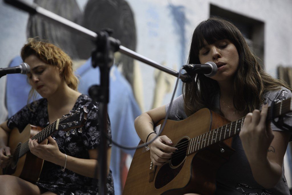 Rosario Ortega y Sofia Vitola musicalizaron la inauguración del local de Jota & Co