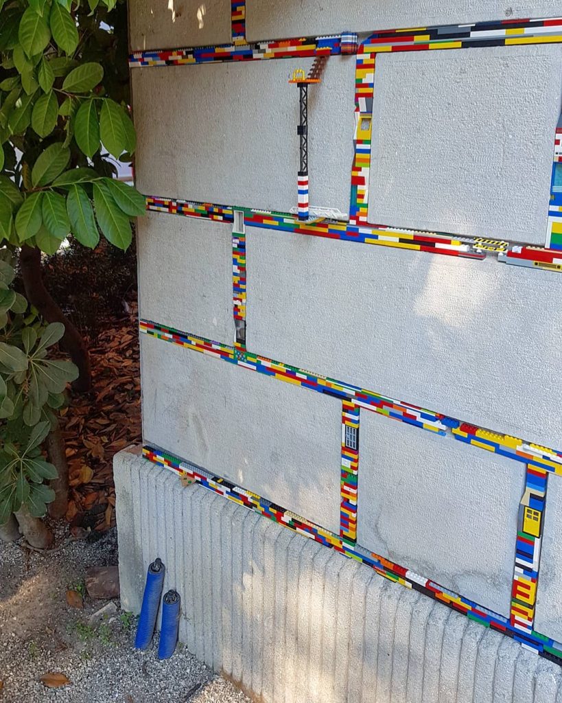 Un artista interviene muros con ladrillos LEGO