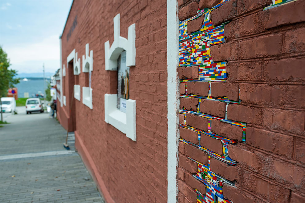 Un artista interviene muros con ladrillos LEGO