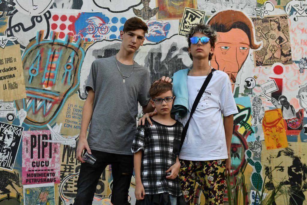 Angelo, Benito y Justino Mutti Spinetta, hijos de Cata Spinetta y Nahuel Mutti en Festival Al Dente Volñ. 6