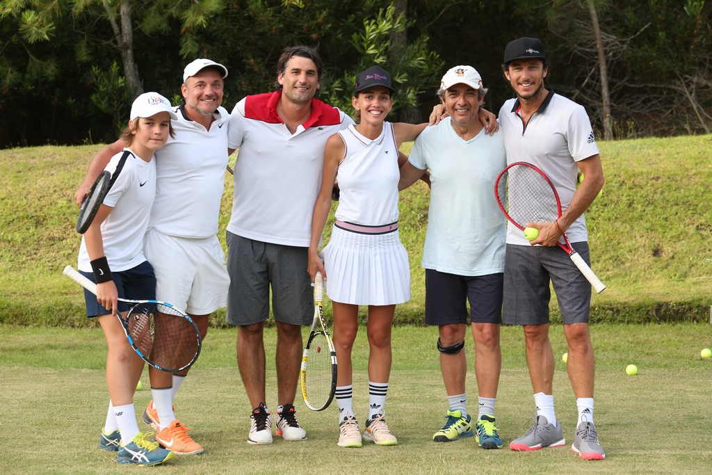 Pico Mónaco, y su equipo de amateurs entre ellos Ricardo Darín en la cancha de tenis del emprendimiento inmobiliario Las Cárcavas
