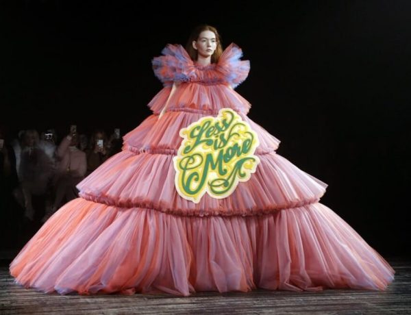 Viktor & Rolf mezclaron alta costura y memes en el Paris Fashion Week