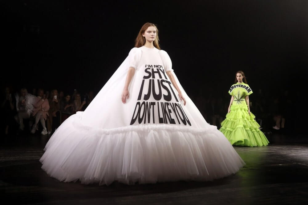Viktor & Rolf mezclaron alta costura y memes en el Paris Fashion Week