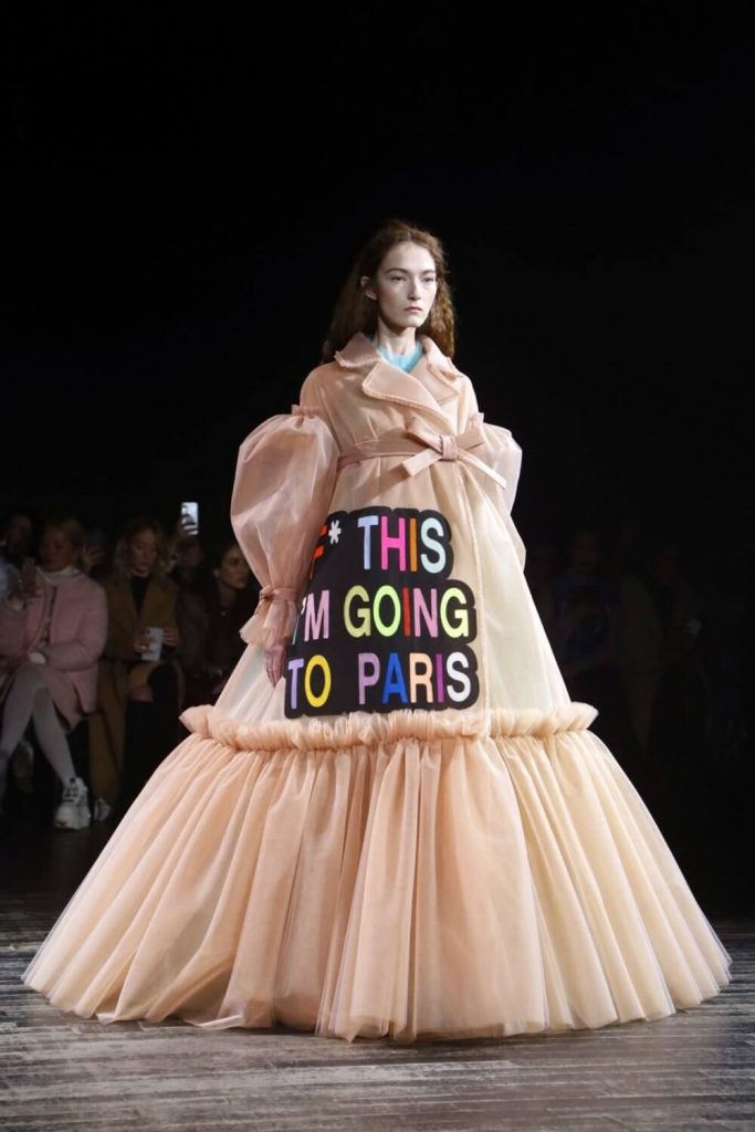 Viktor & Rolf mezclaron alta costura y memes en el Paris Fashion Week