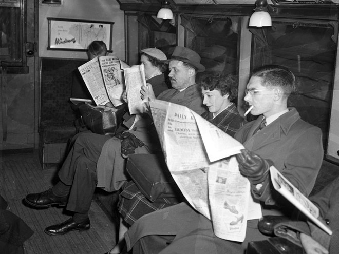 gente leyendo el diario (11)