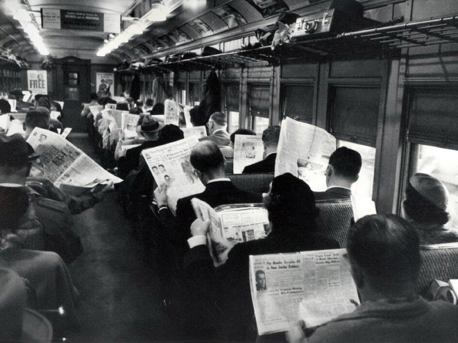 gente leyendo el diario (4)
