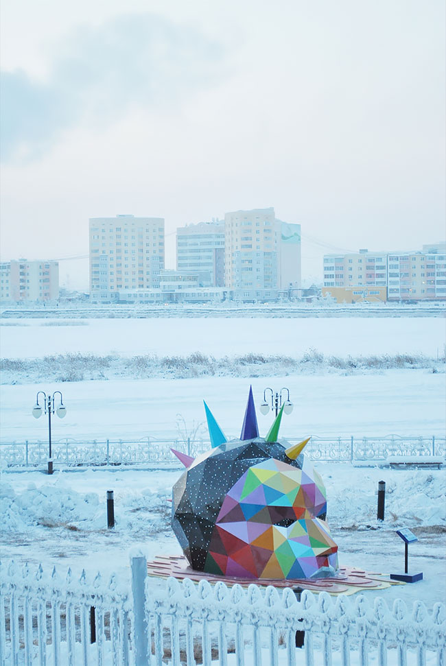 Okuda instala la escultura más al norte del mundo en Yakutsk, Rusia (1)