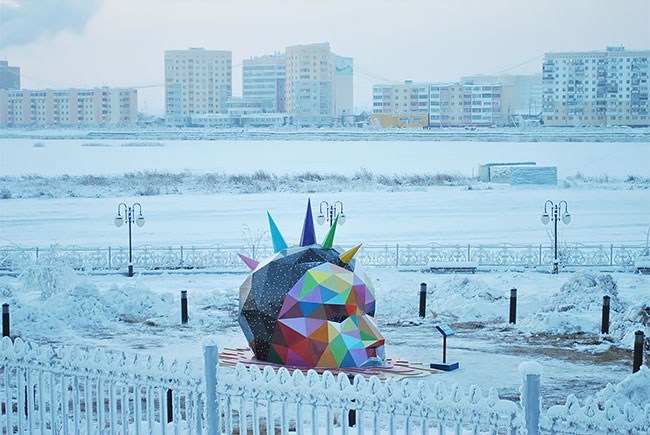 Okuda instala la escultura más al norte del mundo en Yakutsk, Rusia (10)