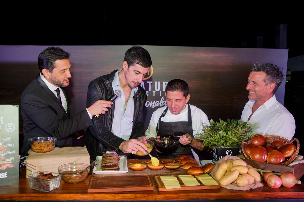 Germán Paoloski, Esteban Lamothe, Ariel Gravano (cheff ejecutivo de McDonald´s) y Federico Amador_ Preparando la nueva Smoke House