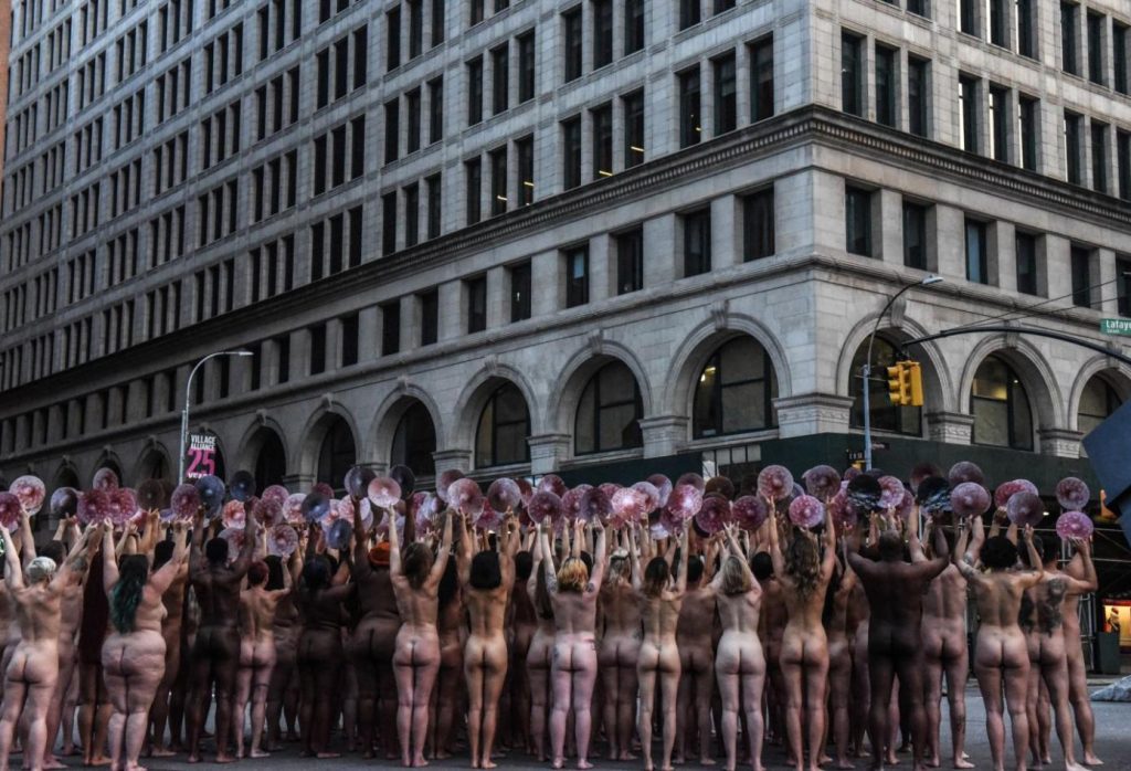 Spencer Tunik proptesta frente a facebook e instagram Nueva York free the nipple (1)
