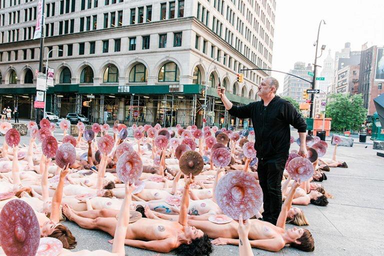 Spencer Tunik proptesta frente a facebook e instagram Nueva York free the nipple (3)