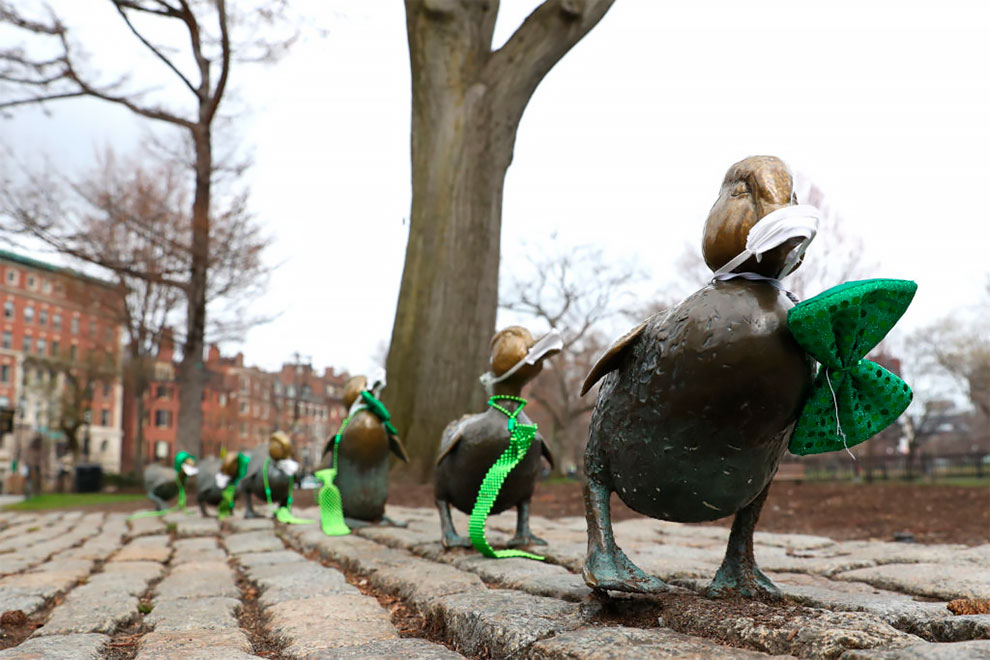Una vista de la estatua de Make Way for Ducklings con cara hecha a mano en Boston, Massachusetts.