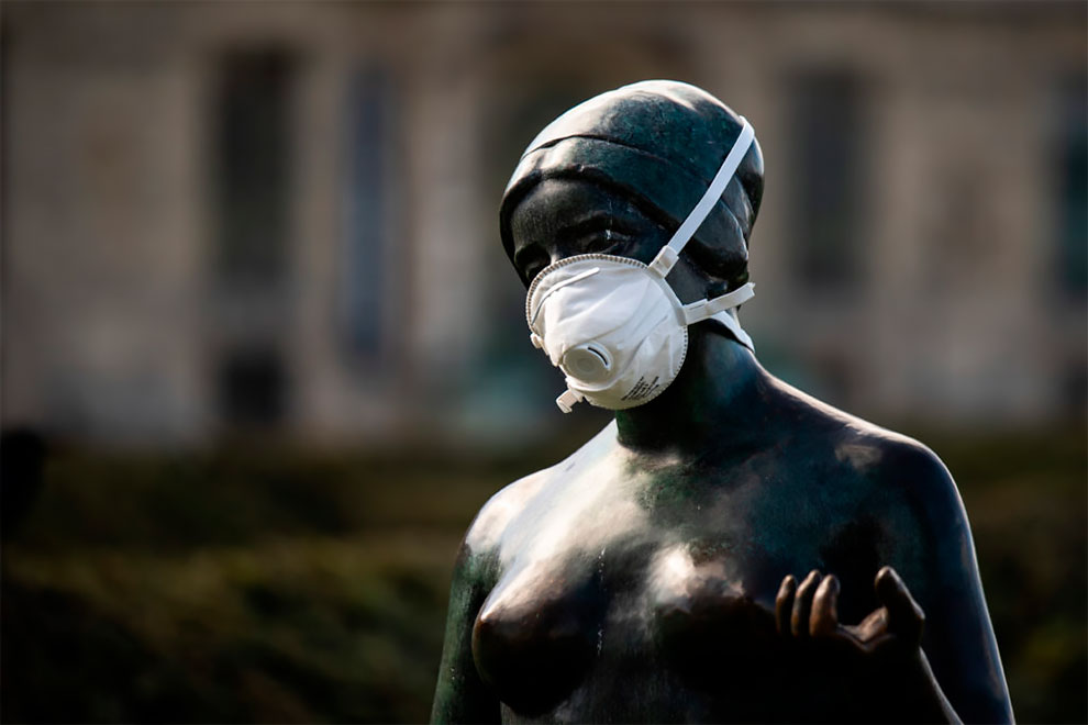 Una estatua en Jardin des tuileries con una mascarilla en la cara en París, Francia.