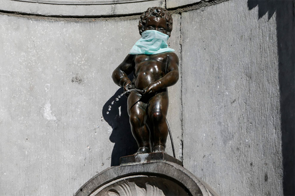 La estatua de Manneken-Pis lleva un barbijo en apoyo de trabajadores médicos en Bruselas, Bélgica