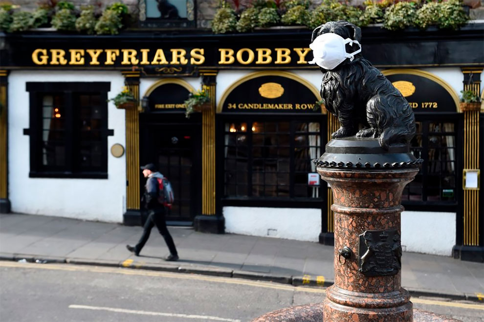A la amada estatua del perro Greyfriars Bobby le pusieron un barbijo en Edimburgo