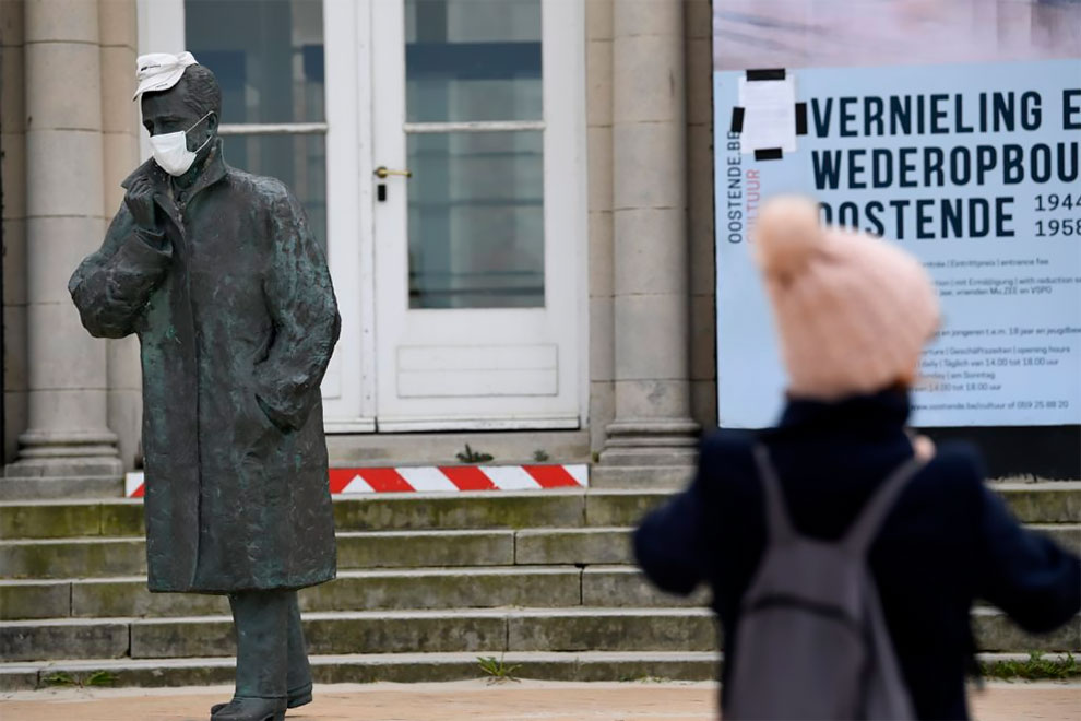 152/5000 Estatua del rey Baudouin con una máscara de boca en Ostende