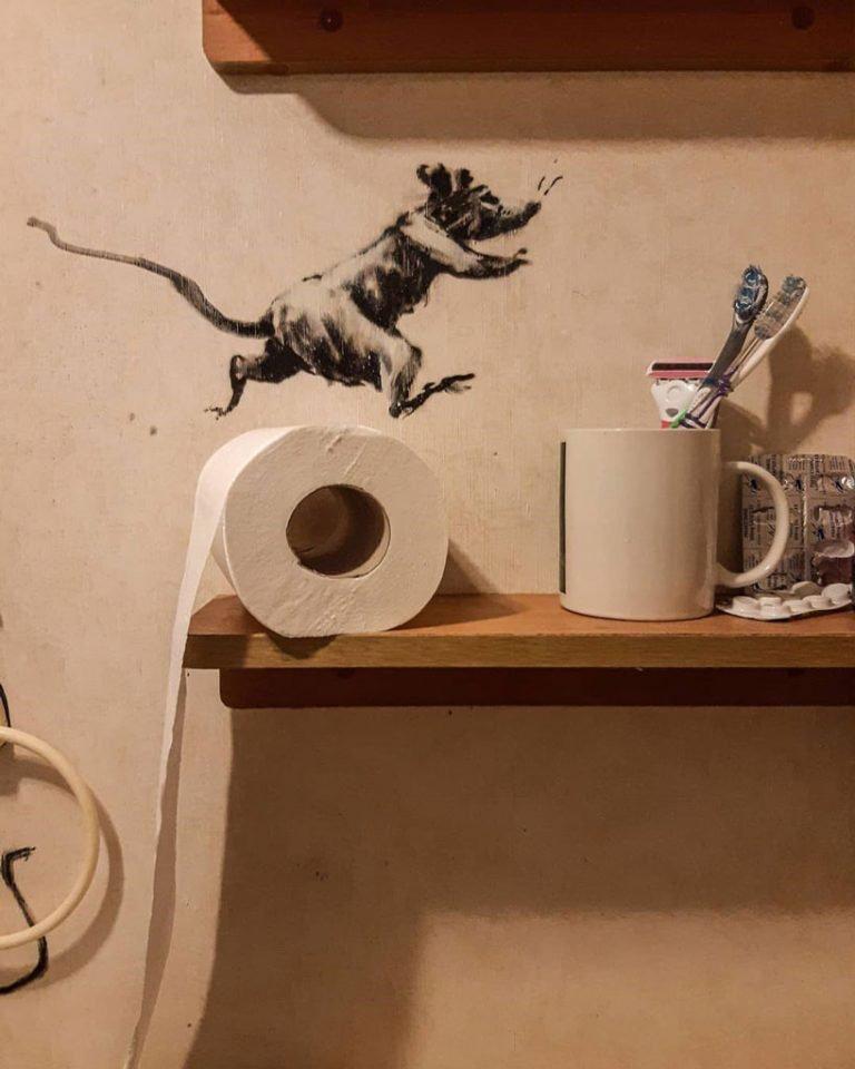 Banksy reapareció en cuarentena con su arte en el baño coronavirus (3)