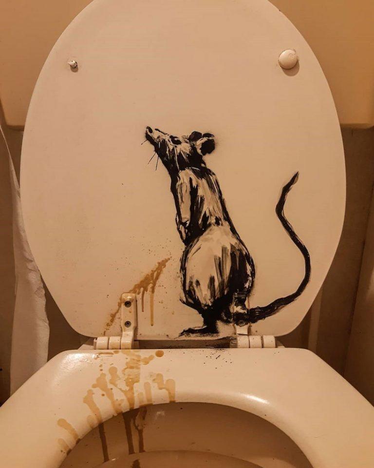 Banksy reapareció en cuarentena con su arte en el baño coronavirus (4)