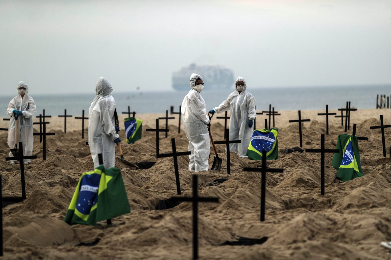 Cavan tumbas simbólicas en Brasil en protesta por el manejo de la pandemia
