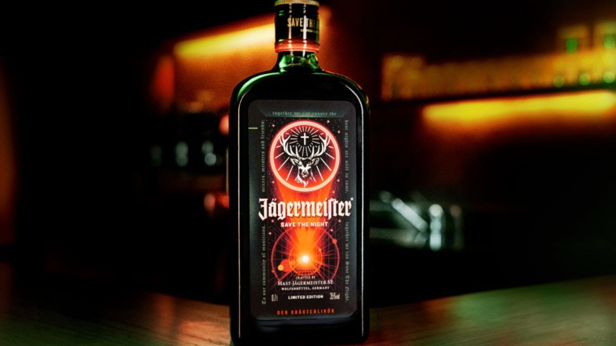 Por primera vez en la historia, Jägermeister cambia su etiqueta frontal para salvar la noche