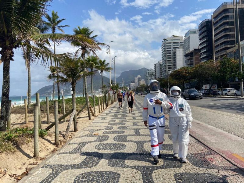Tercio Galdino y su esposa Aliceia trajes de astronauta Copacabana Rio de Janeiro loqueva (10)