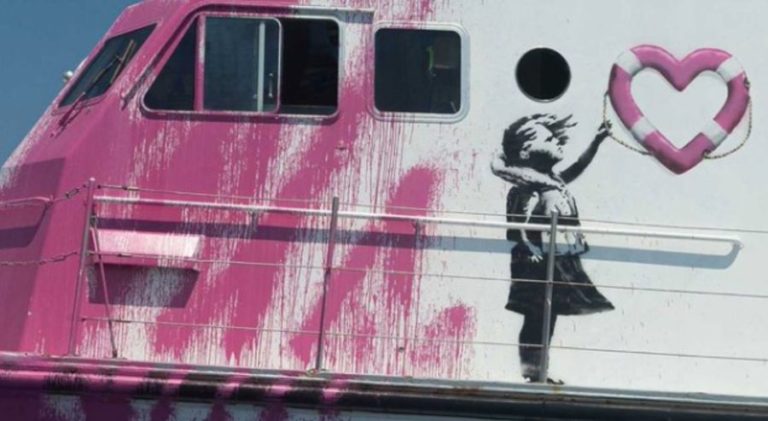 Banksy financia un barco para rescatar a migrantes en el Mediterráneo (2)