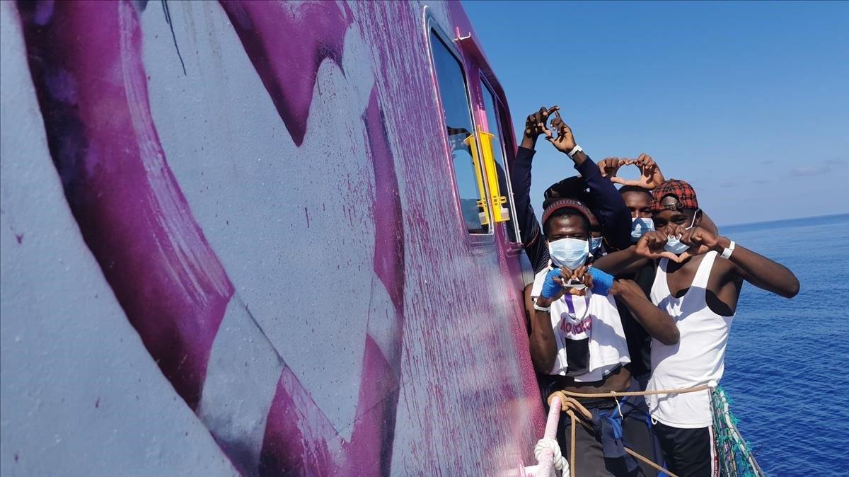 Banksy financia un barco para rescatar a migrantes en el Mediterráneo (3)
