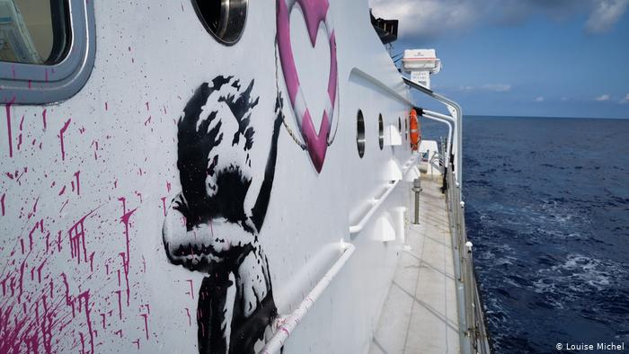 Banksy financia un barco para rescatar a migrantes en el Mediterráneo (4)