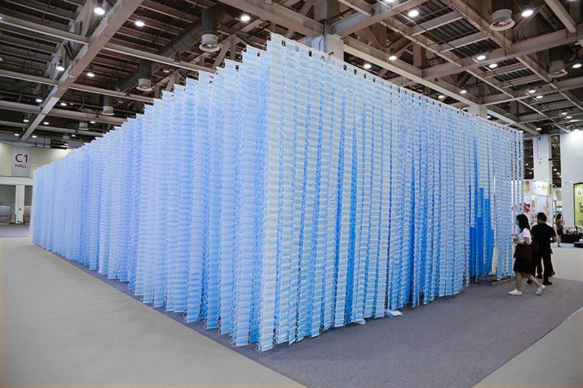 Presentan en China una instalación de cortinas con 117.539 barbijos (10)