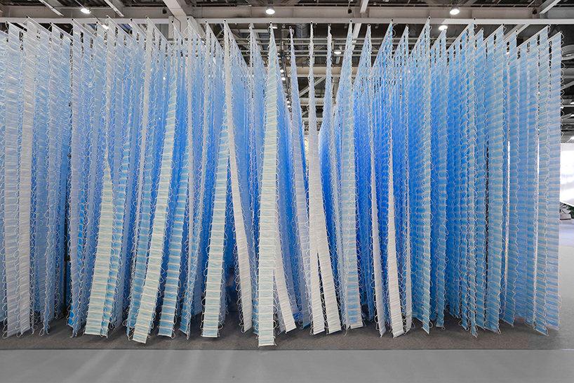 Presentan en China una instalación de cortinas con 117.539 barbijos (11)
