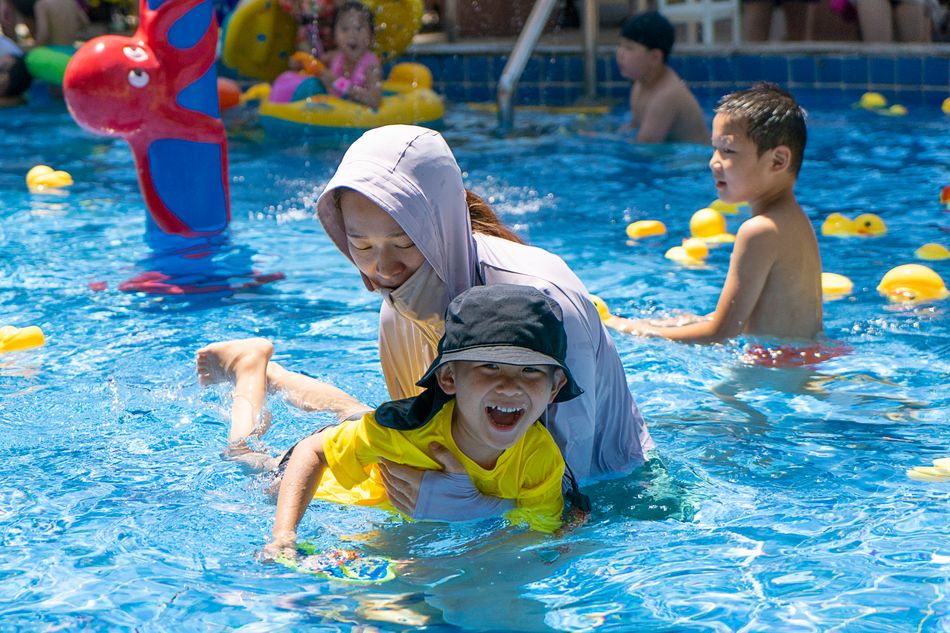 Todos sin tapabocas en un festival en Wuhan, la ciudad donde se originó el Covid-19 (1)