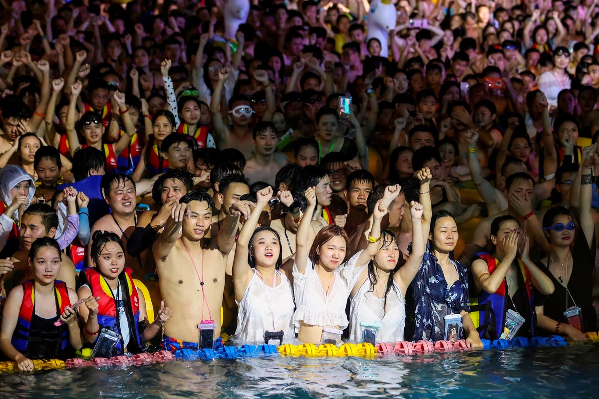 Todos sin tapabocas en un festival en Wuhan, la ciudad donde se originó el Covid-19 (1)